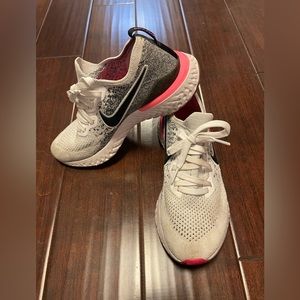 Nike epic react, gray and black with pink detail